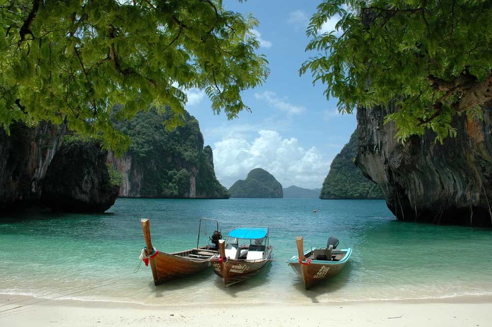 Sailing holiday in Thailand: Phang Nga Bay - boats on beach