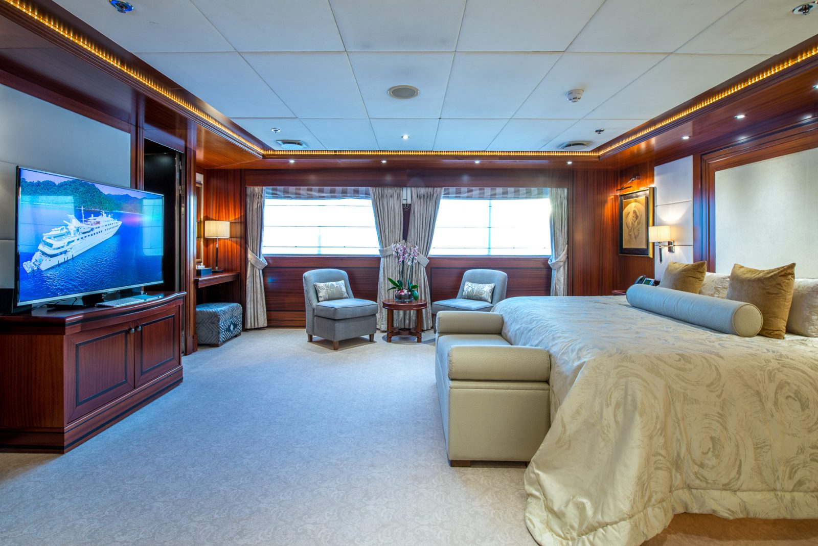 luxury yacht- cabin master bed